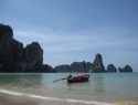 Prevoz na Ton Sai in sosednji Railay je mogoč samo z long-tail boatom.
