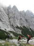 Sestop skozi Repov Kot. Zgoraj naš greben Zeleniških špic.